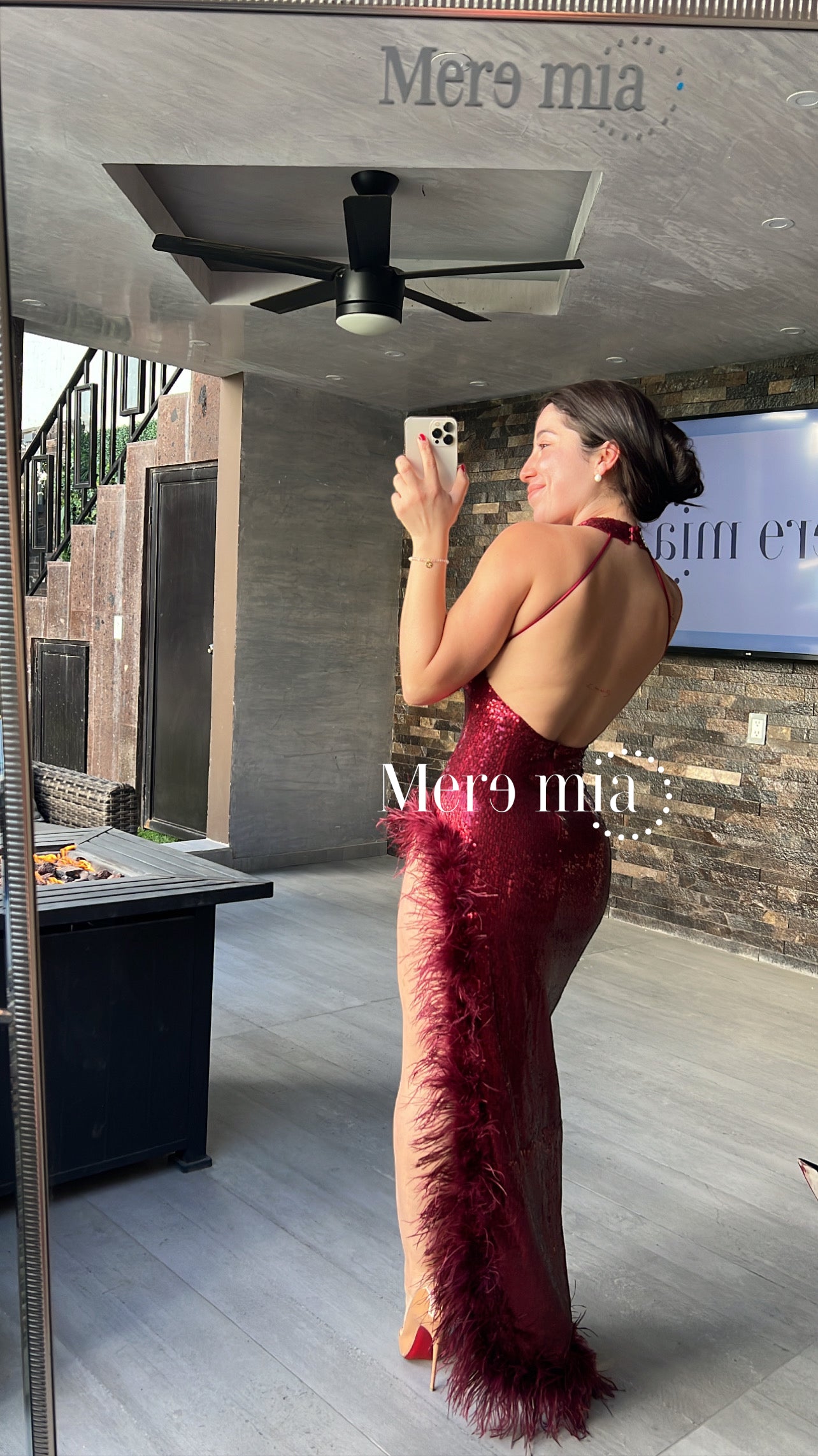 Vestido lent tinto plumas