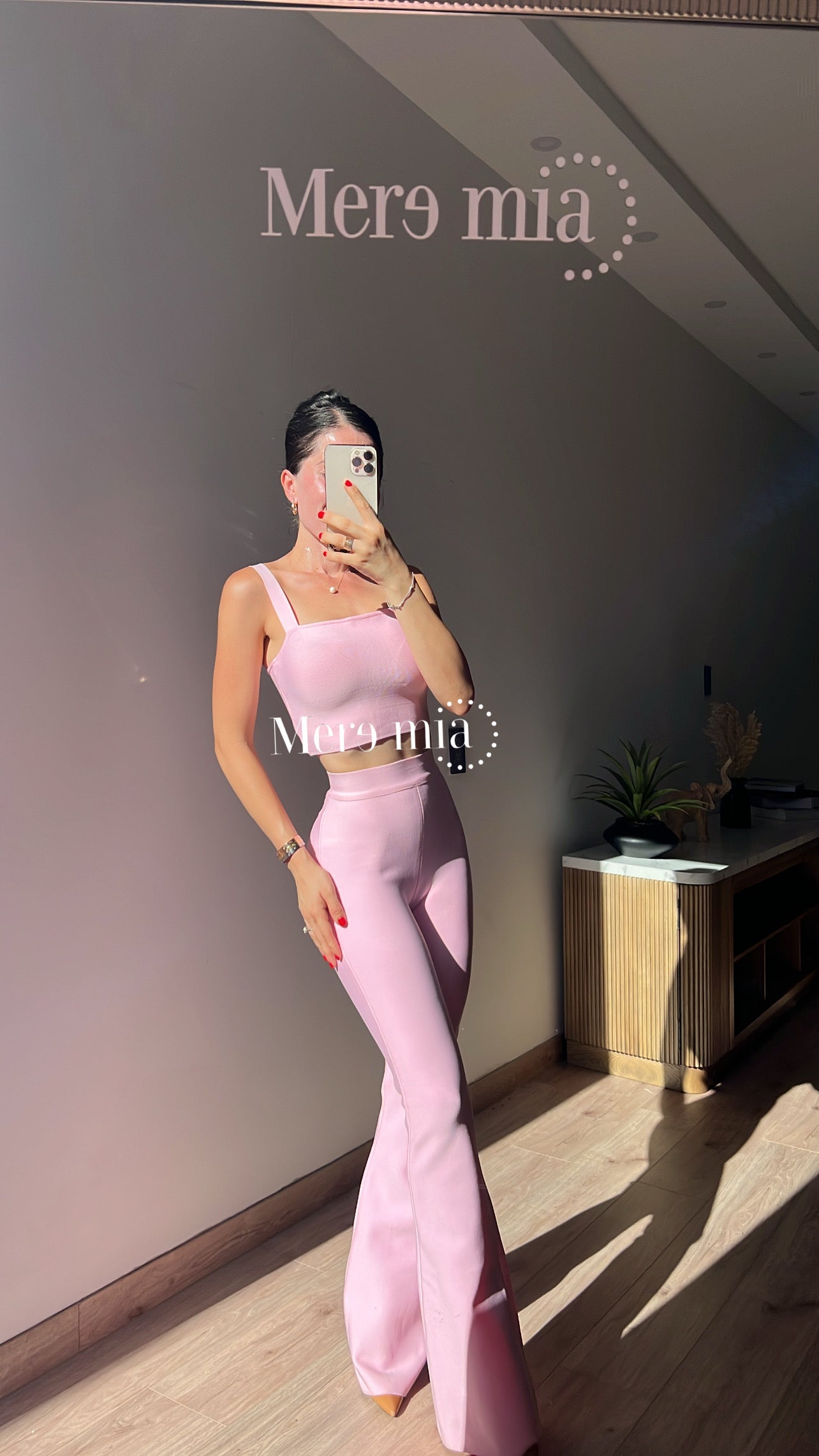 Pantalón rosa acampanado