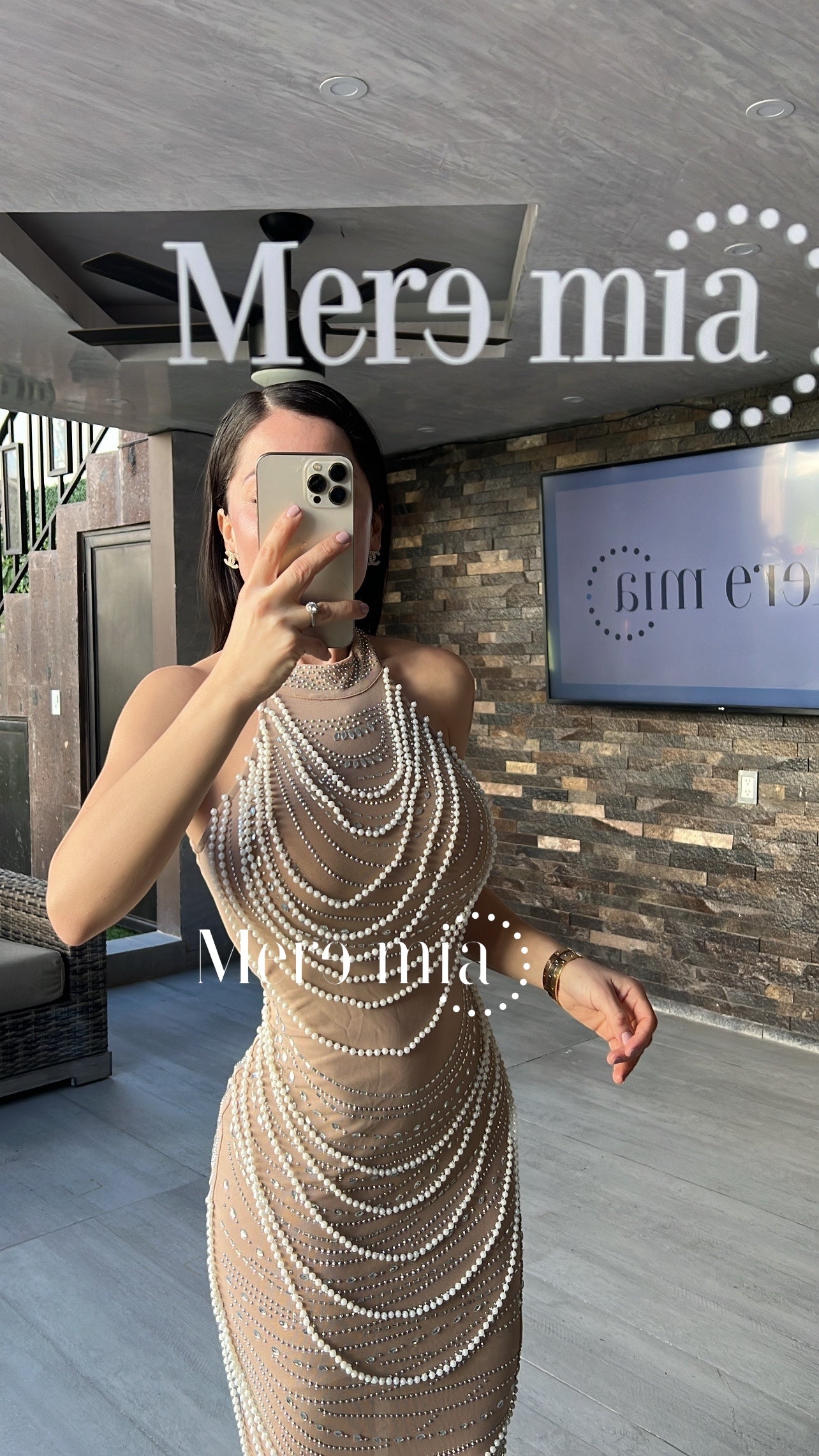 Vestido beige perlas cuello