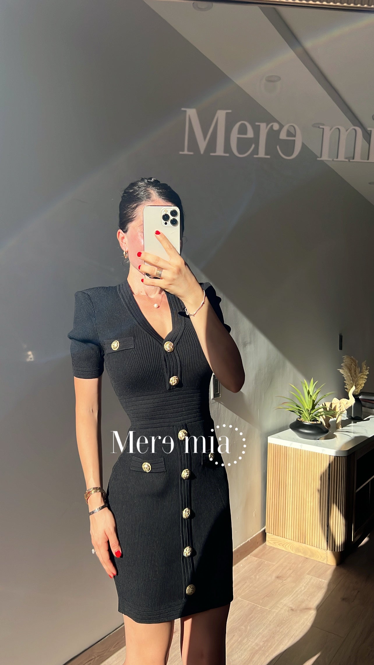 Vestido negro botones V
