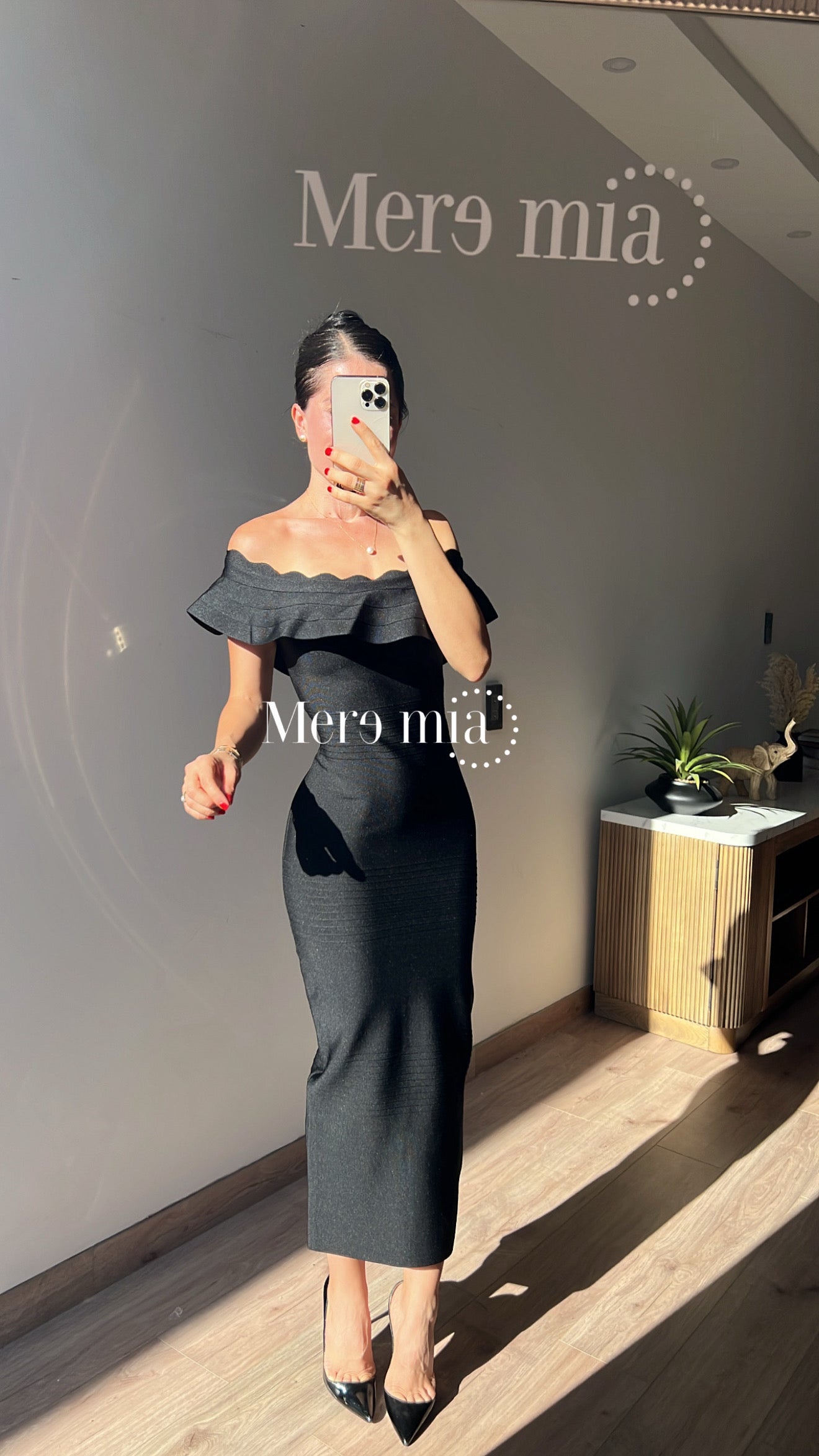 Vestido negro olan arriba