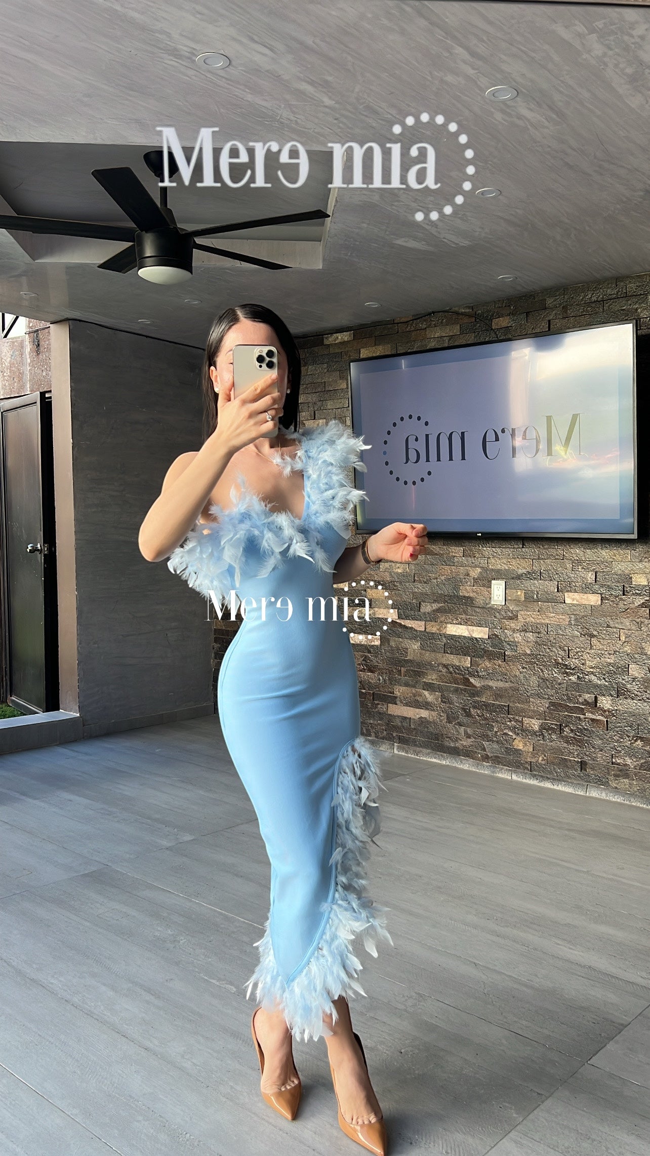 Vestido azul plumas hombro