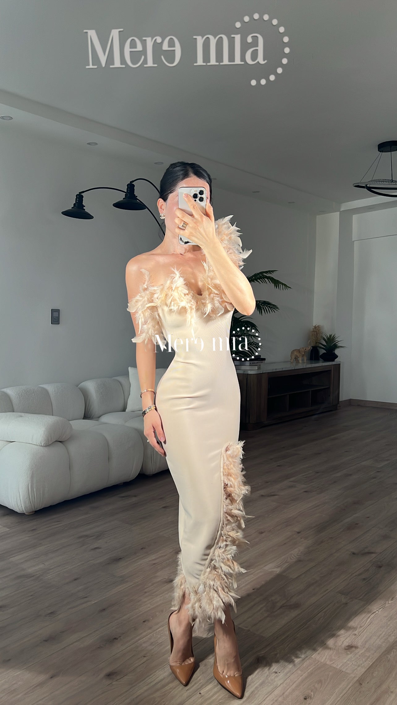 Vestido beige plumas