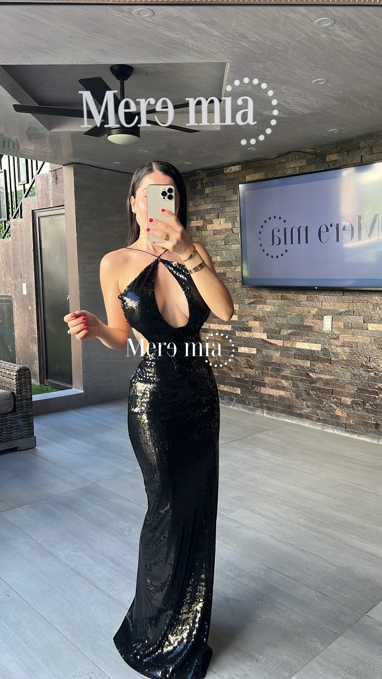 Vestido negro abertura pecho lent