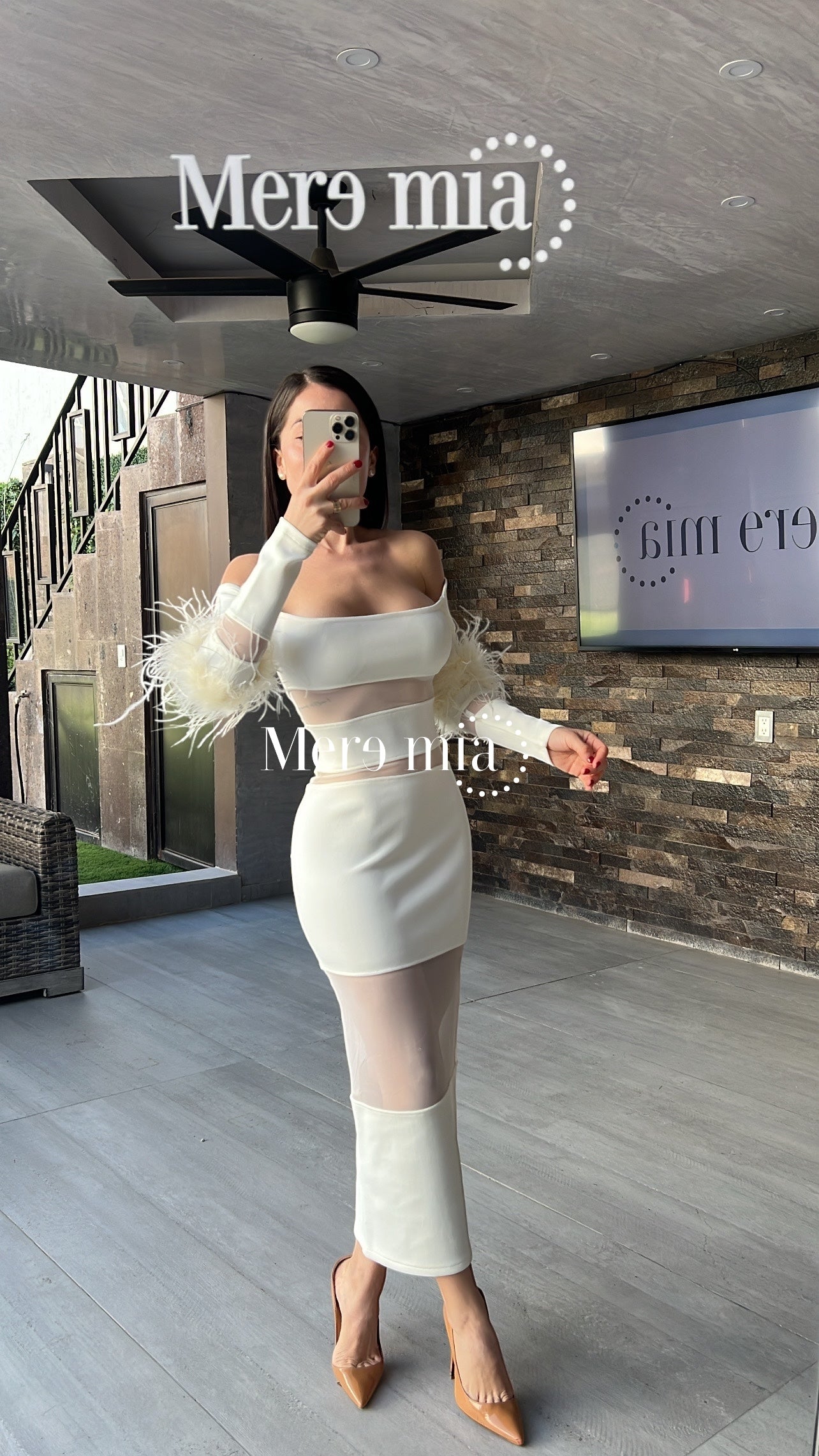 Vestido blanco plumas codos