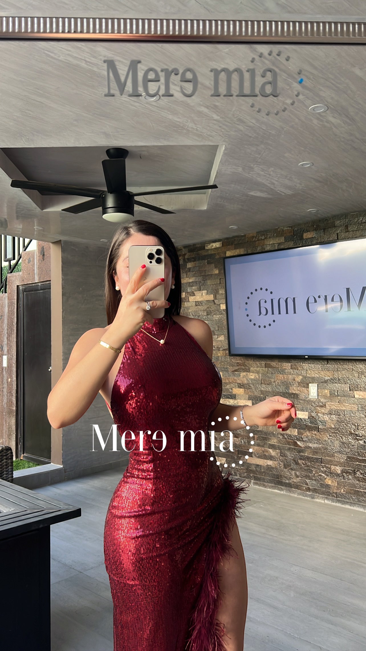 Vestido lent tinto plumas
