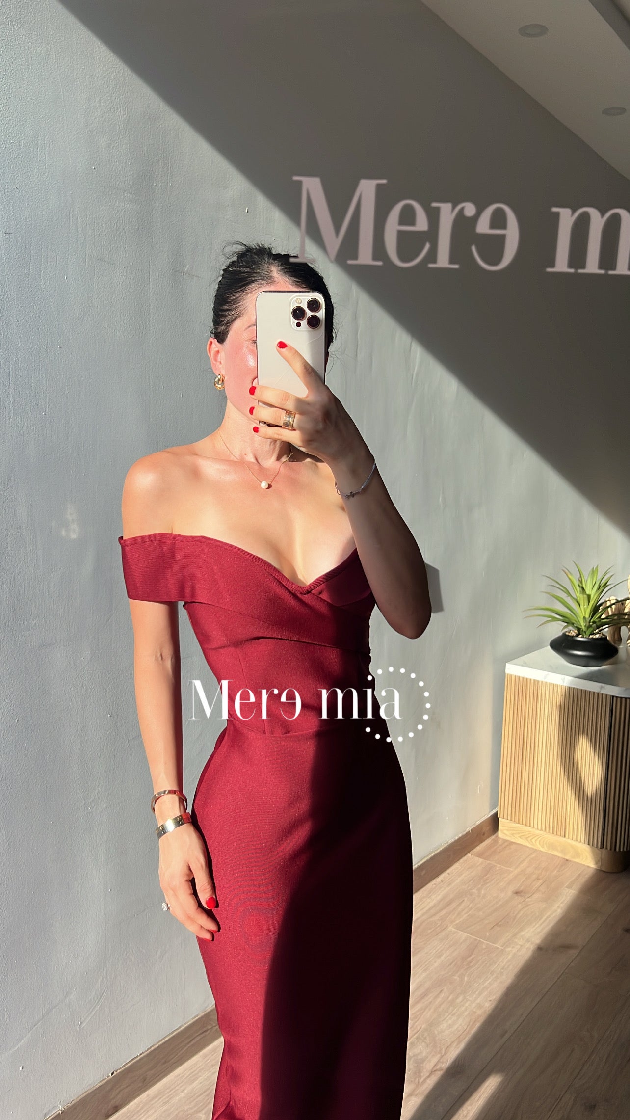 Vestido tinto hombros