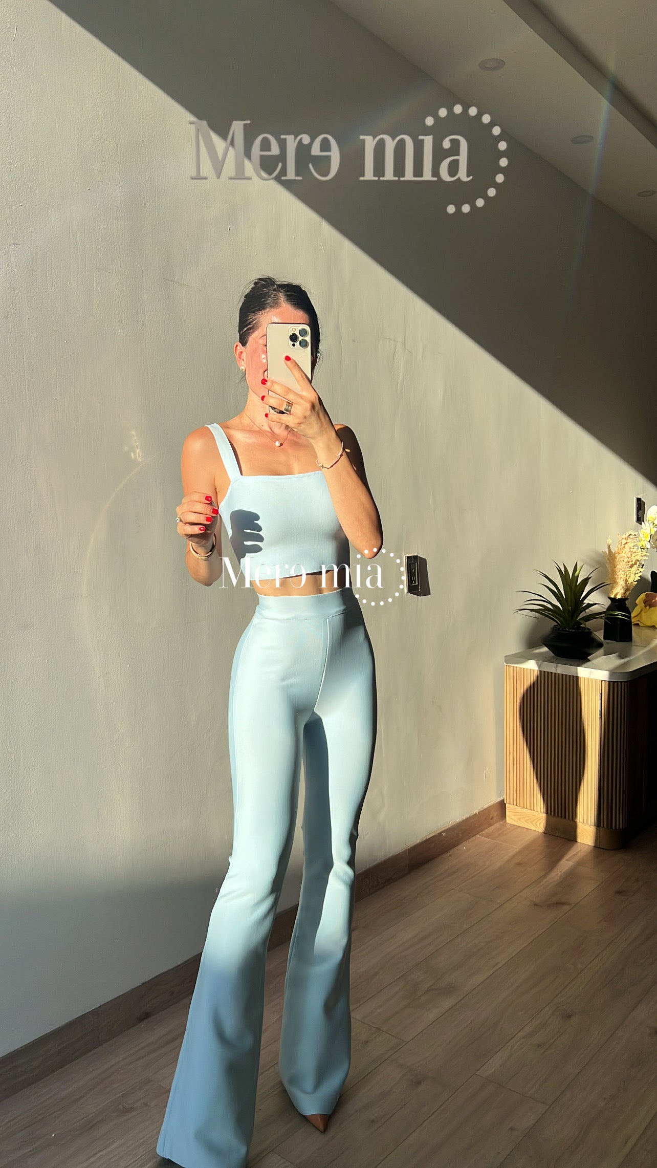 Pantalón azul acampanado