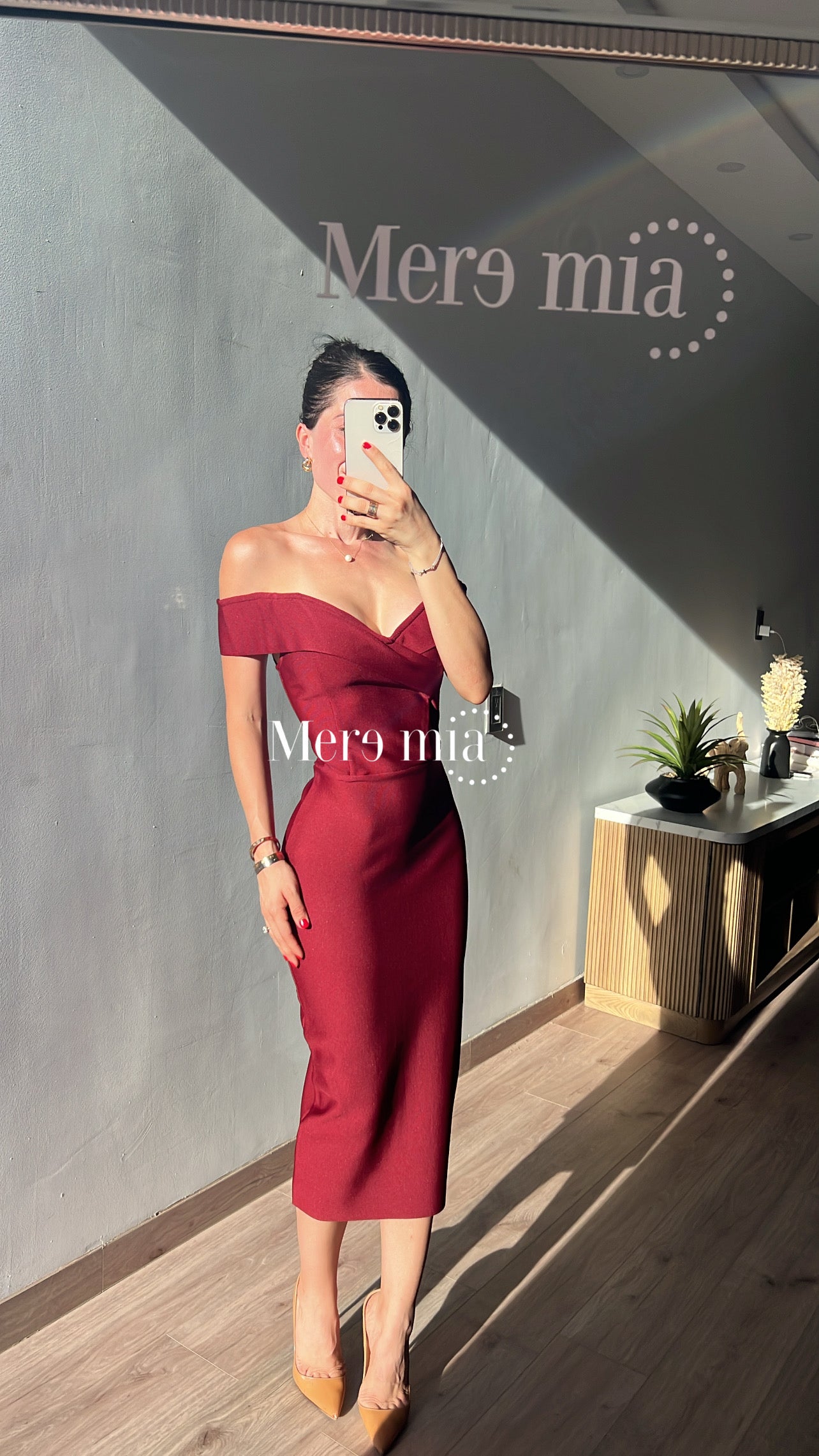 Vestido tinto hombros