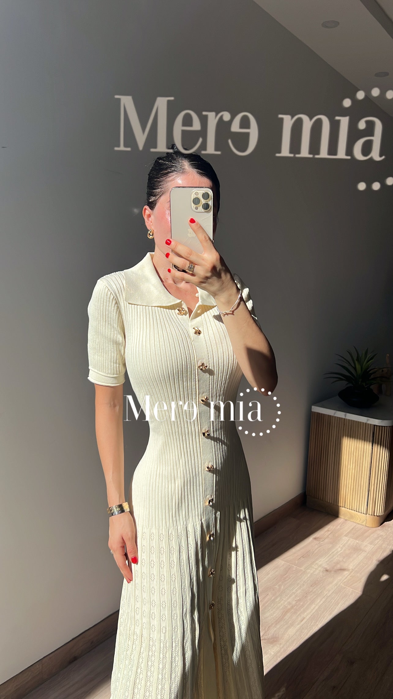 Vestido cuello beige botones