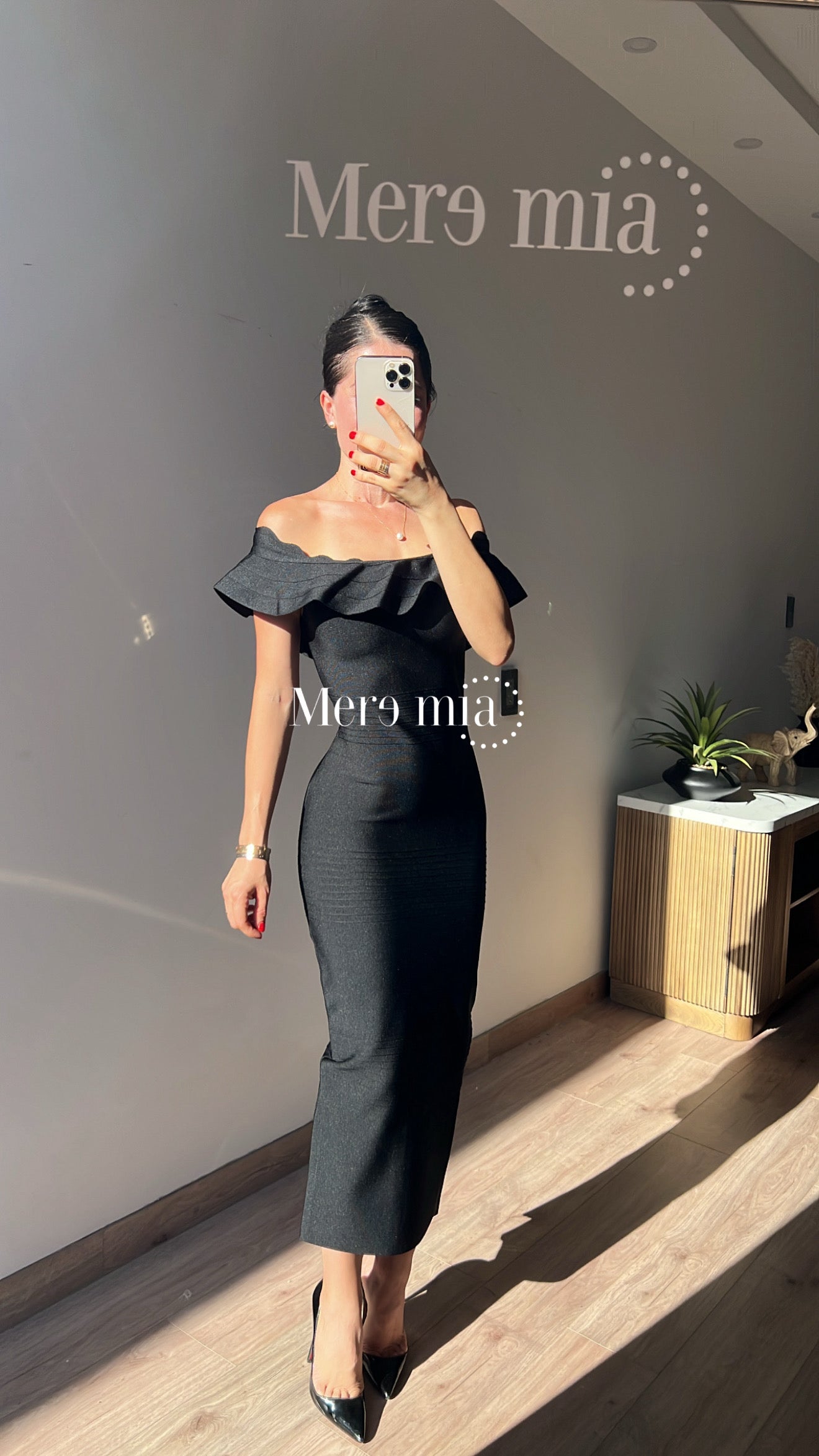 Vestido negro olan arriba