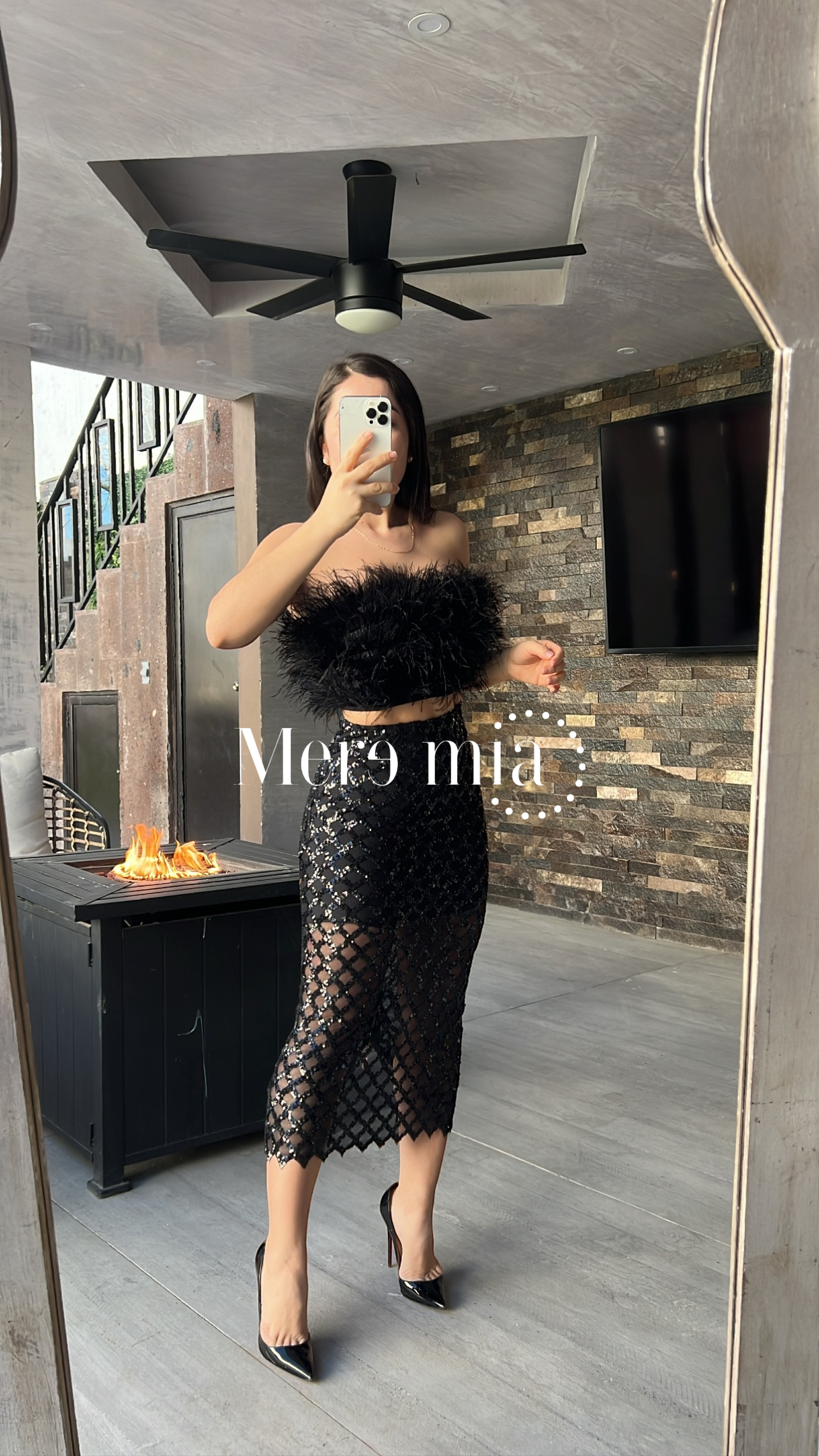 Conjunto de falda brillosa y top plumas