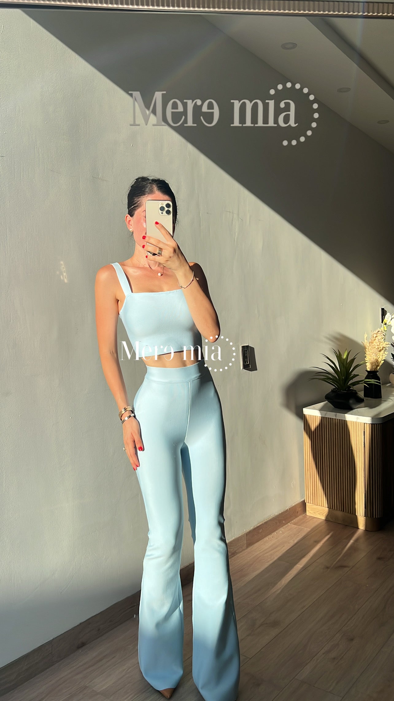 Pantalón azul acampanado