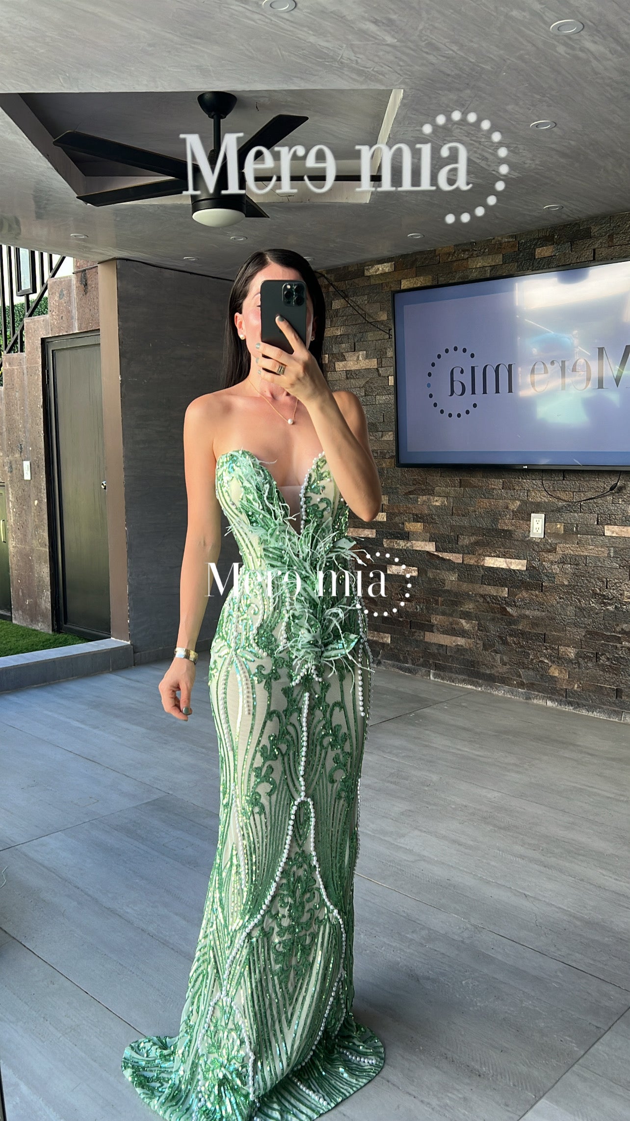Vestido verde plumas lent