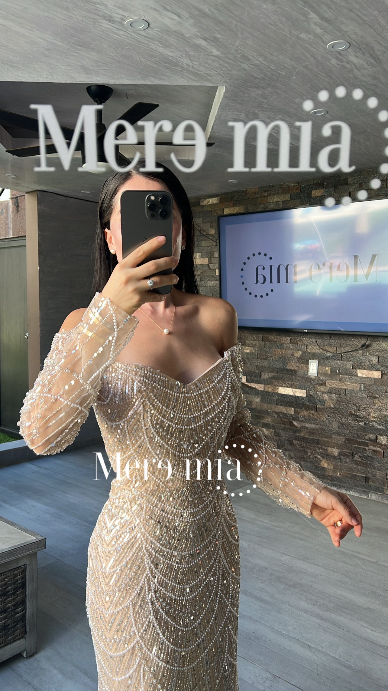 Vestido largo nude perlas y mangas