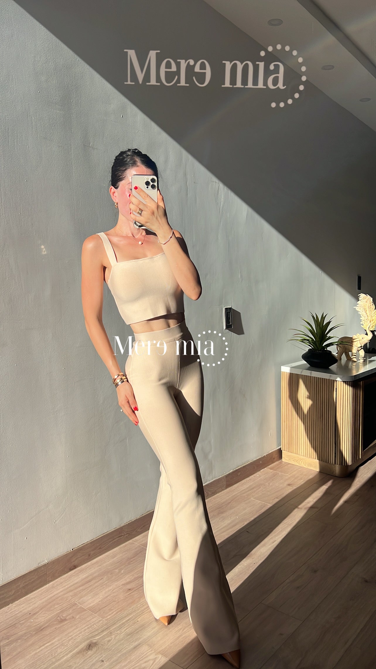 Pantalón beige acampanado