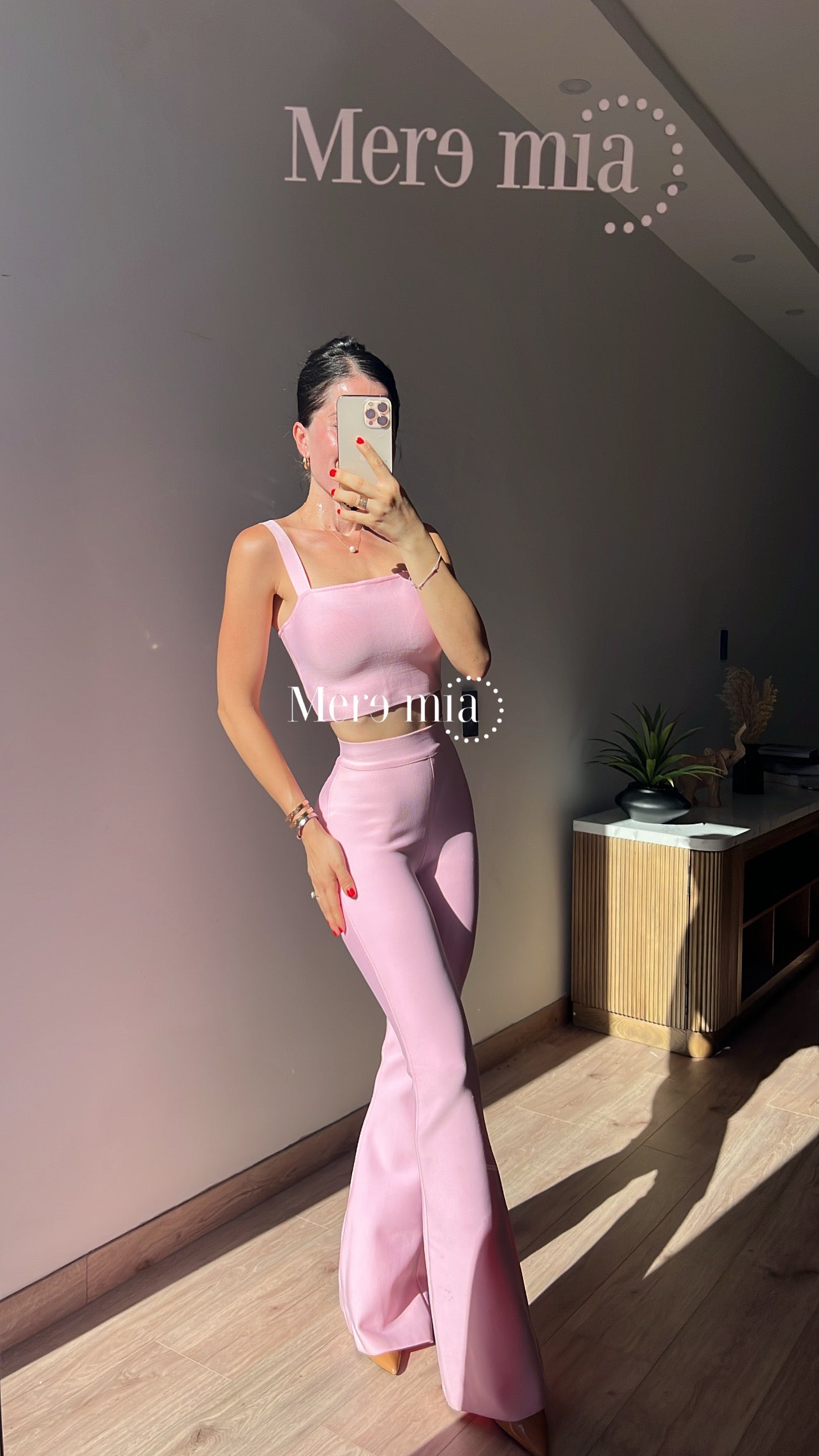 Pantalón rosa acampanado