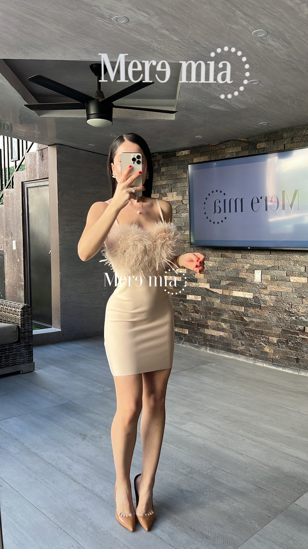 Vestido nude plumas