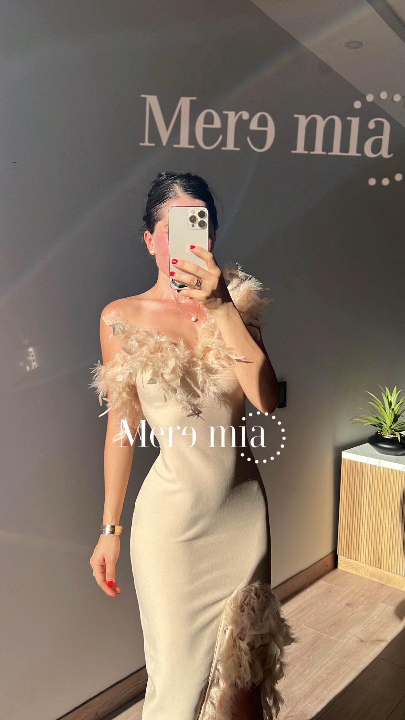 Vestido beige plumas