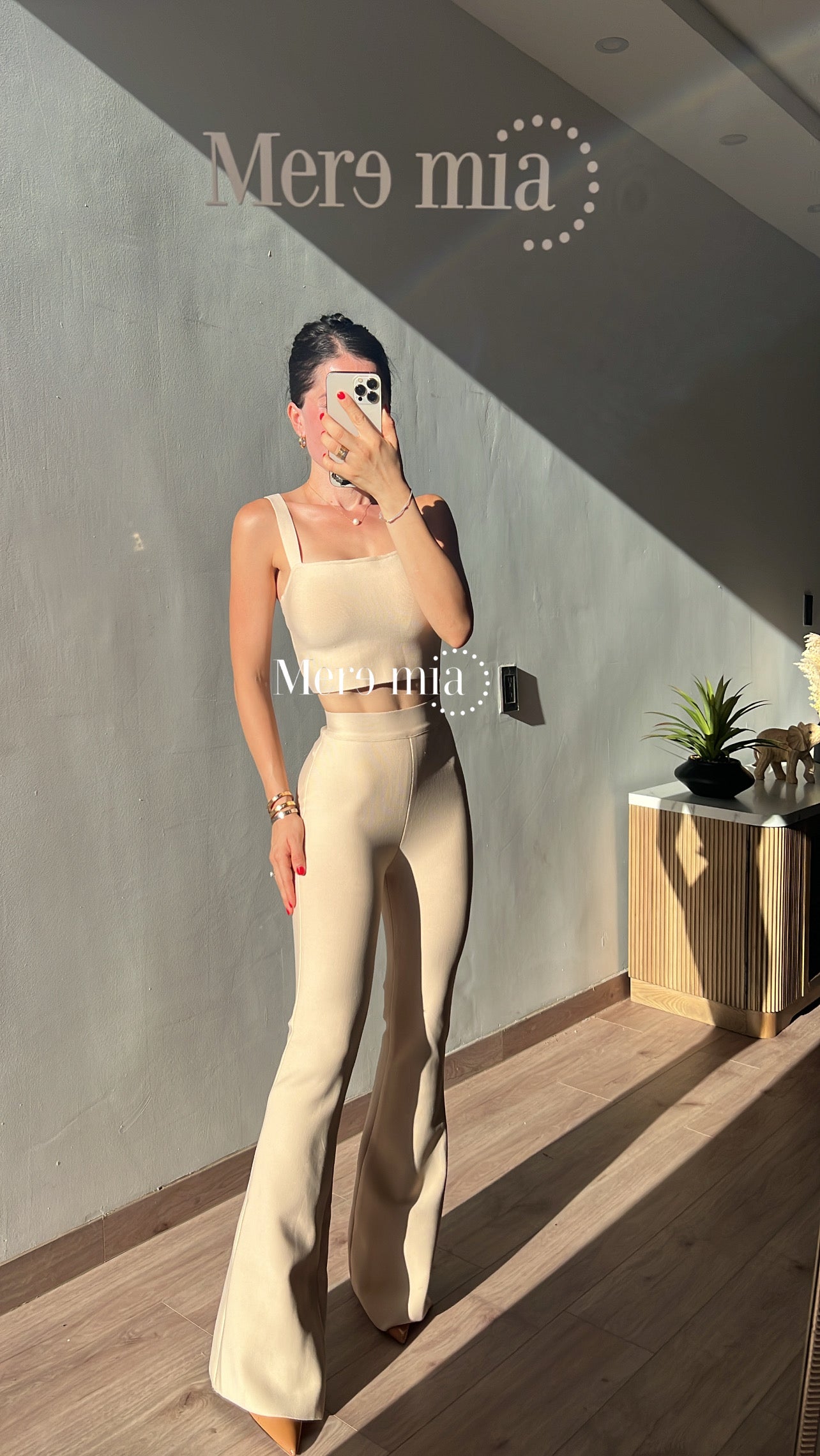 Pantalón beige acampanado