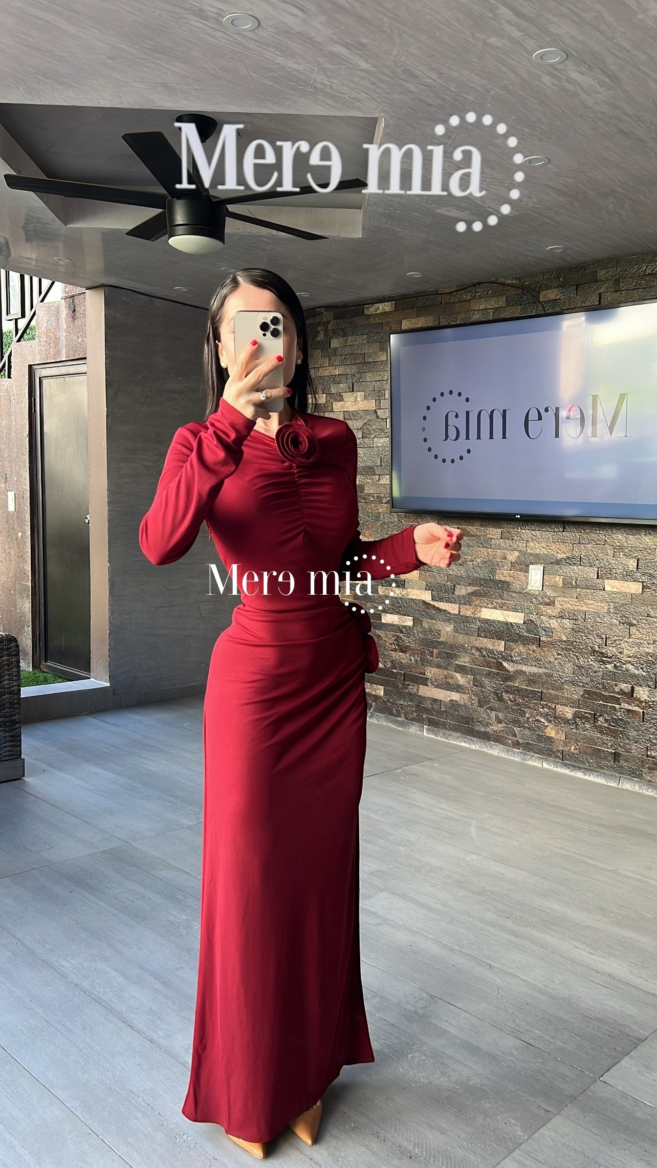Vestido tinto flor plisado