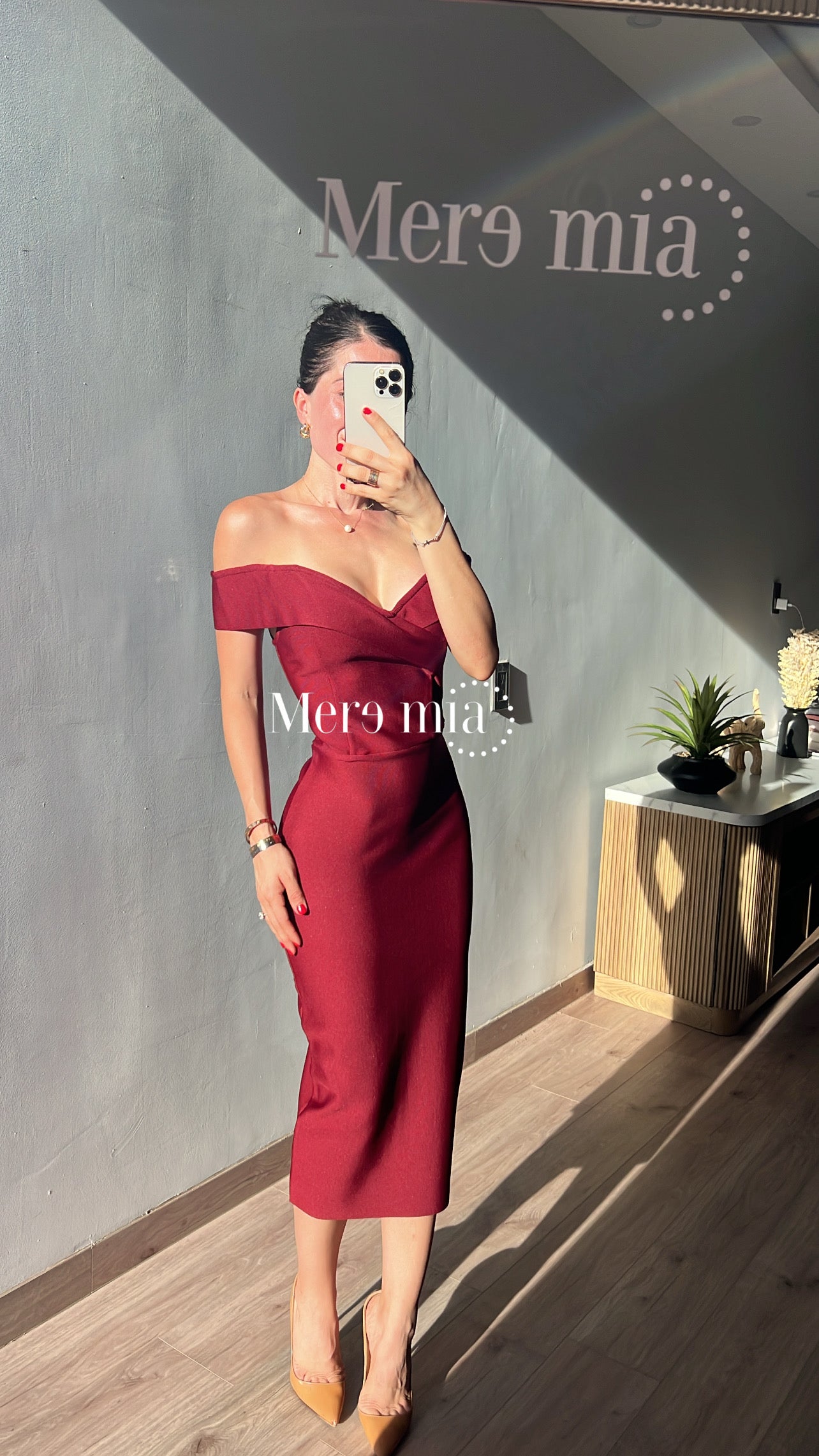 Vestido tinto hombros