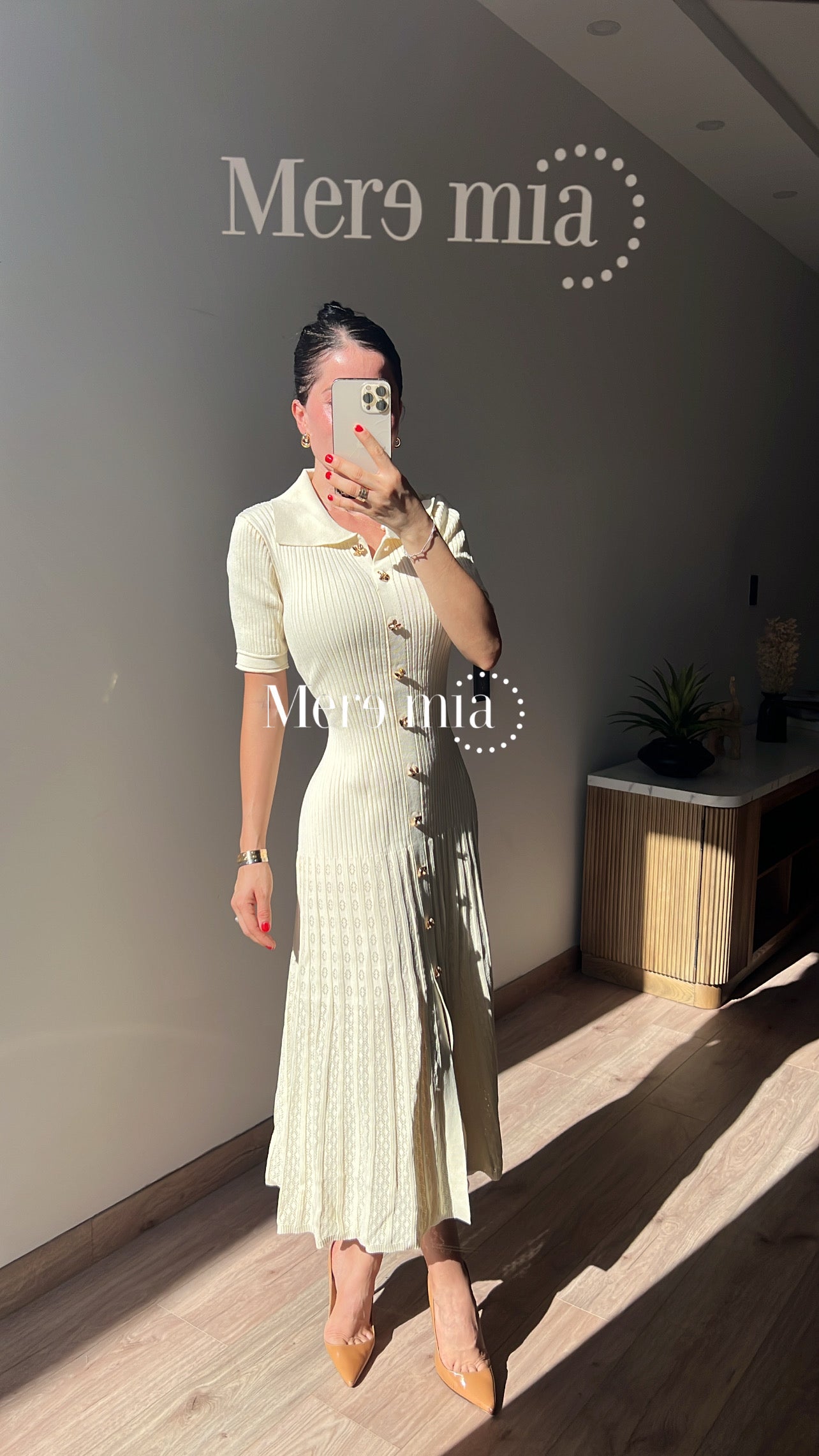 Vestido cuello beige botones