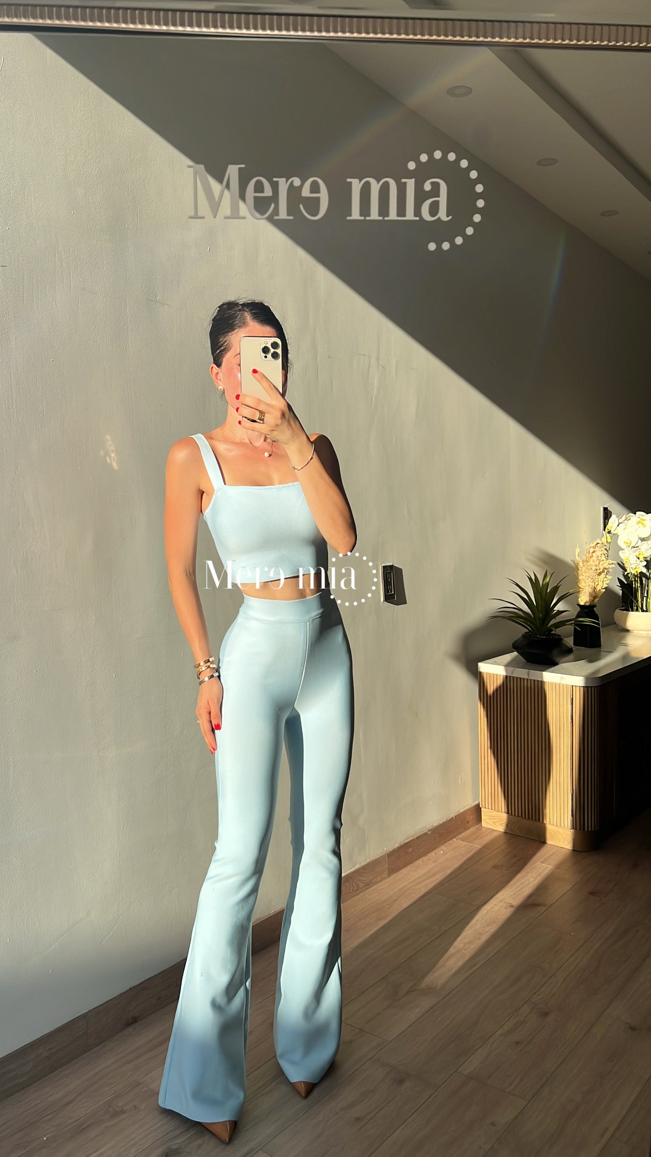 Pantalón azul acampanado