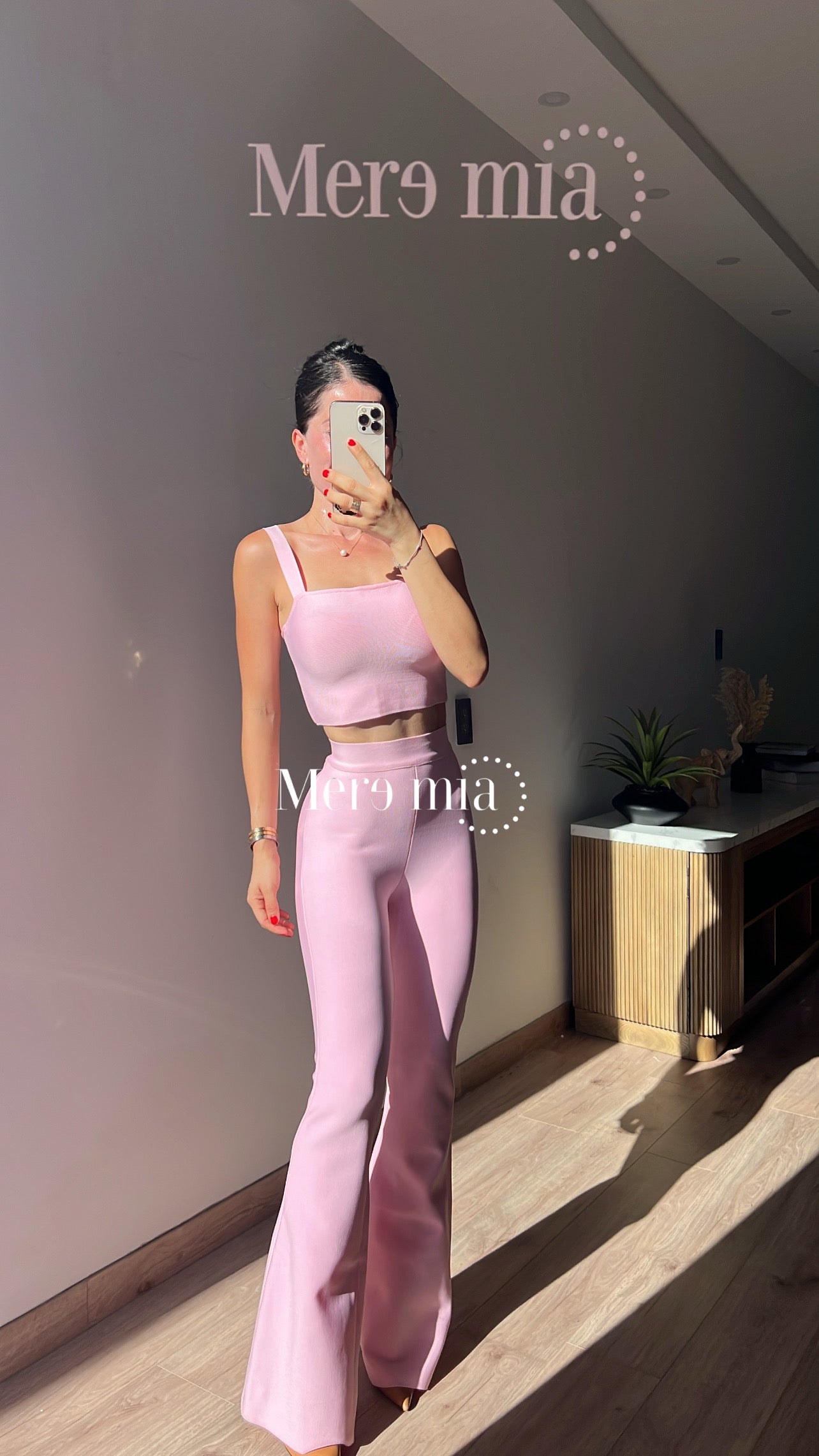 Pantalón rosa acampanado