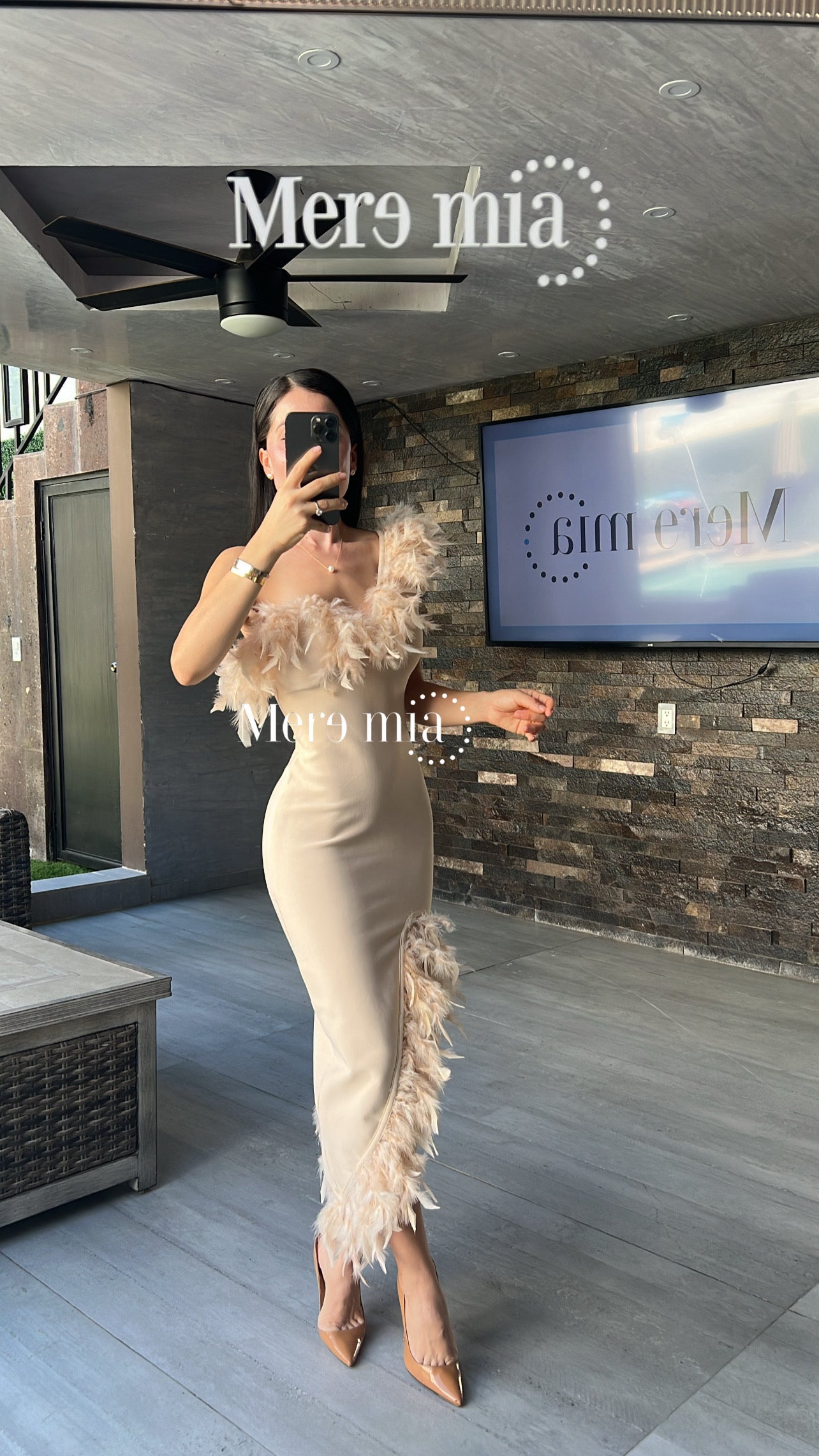 Vestido beige plumas