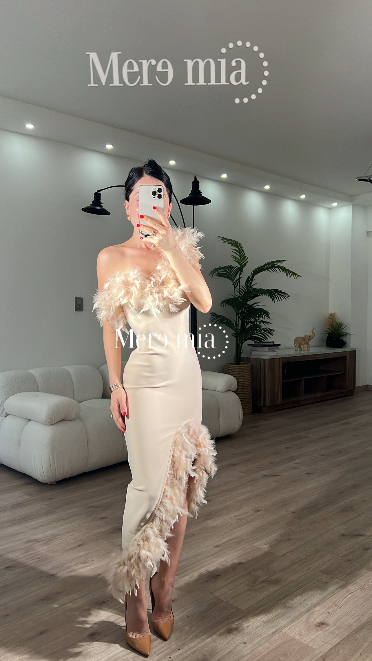 Vestido beige plumas