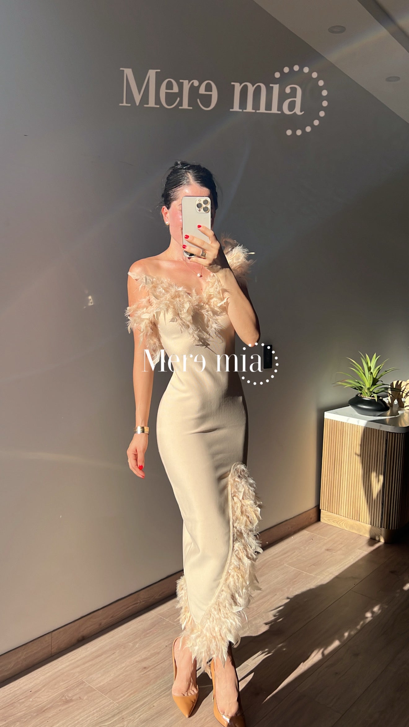 Vestido beige plumas
