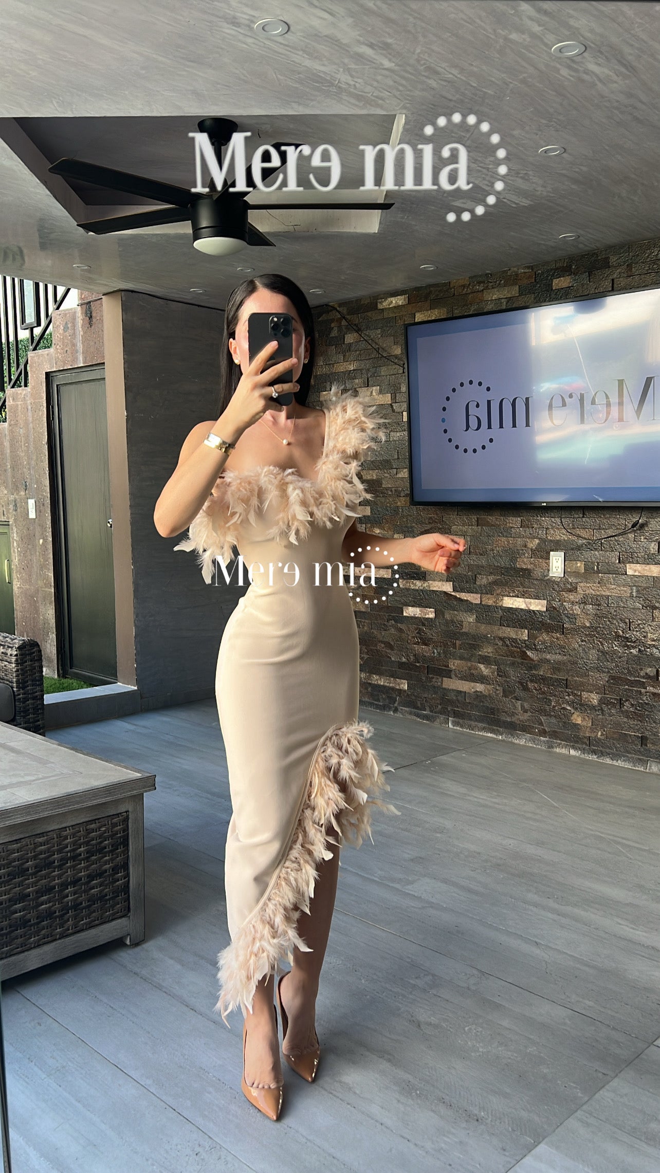 Vestido beige plumas