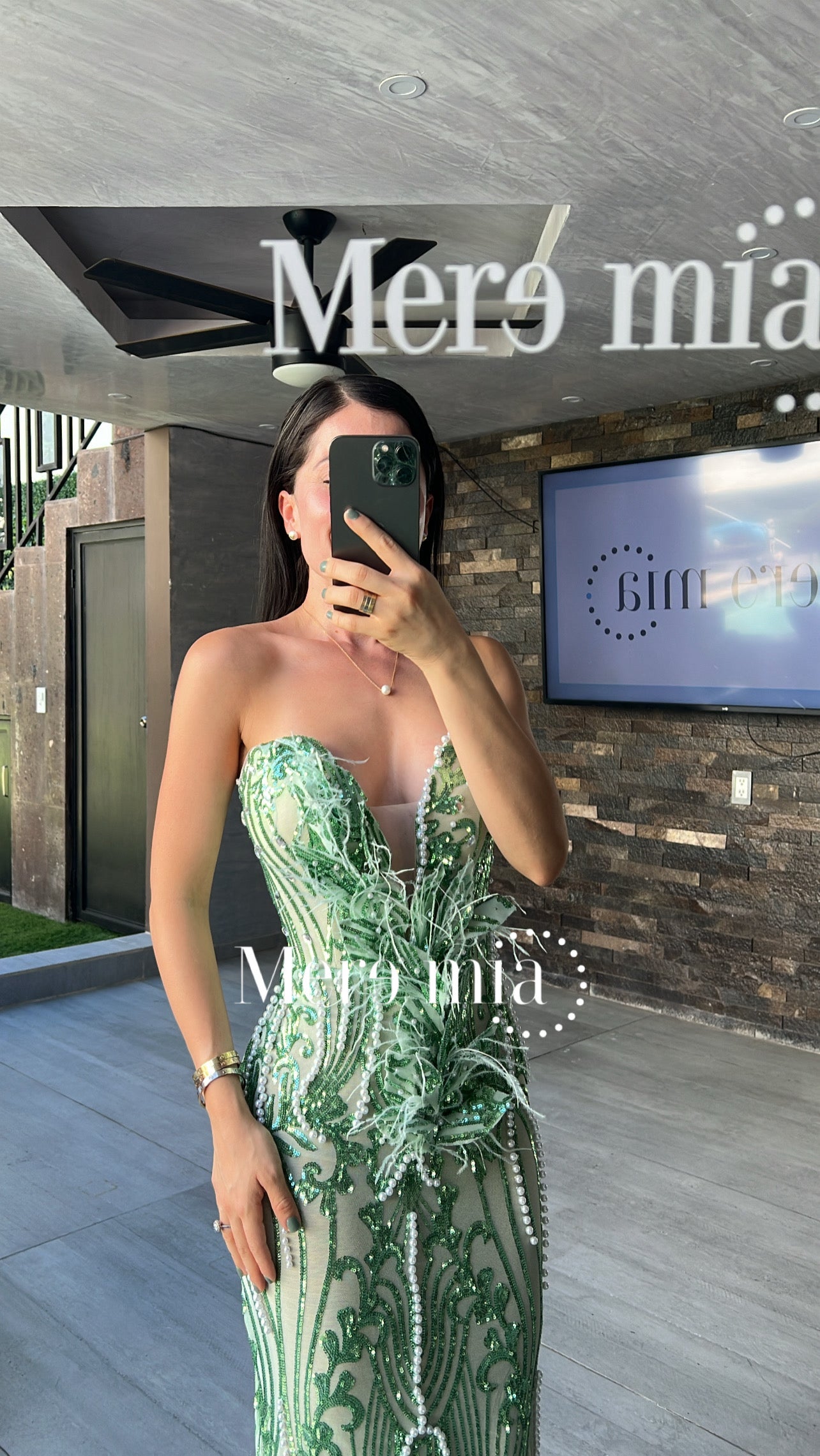 Vestido verde plumas lent