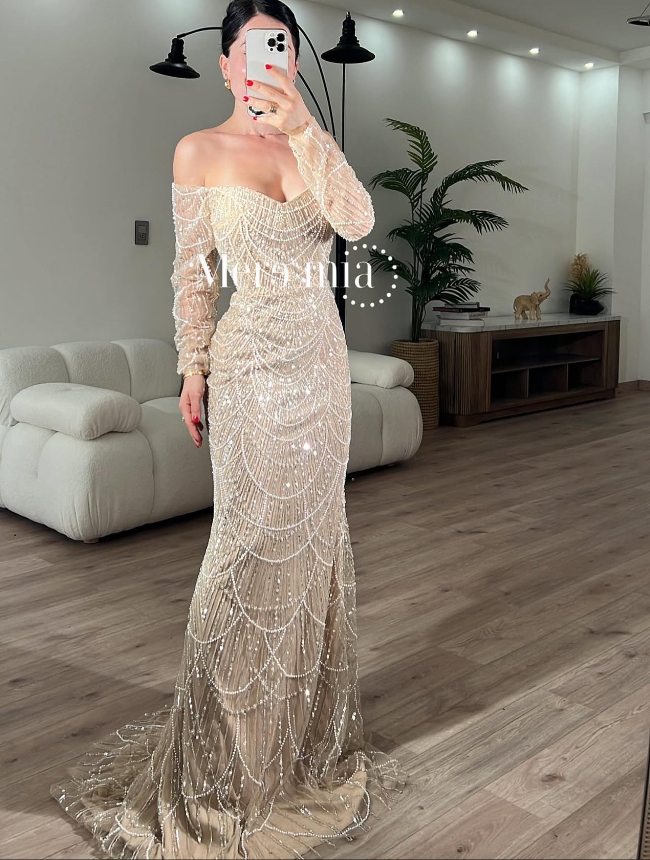Vestido largo nude perlas y mangas
