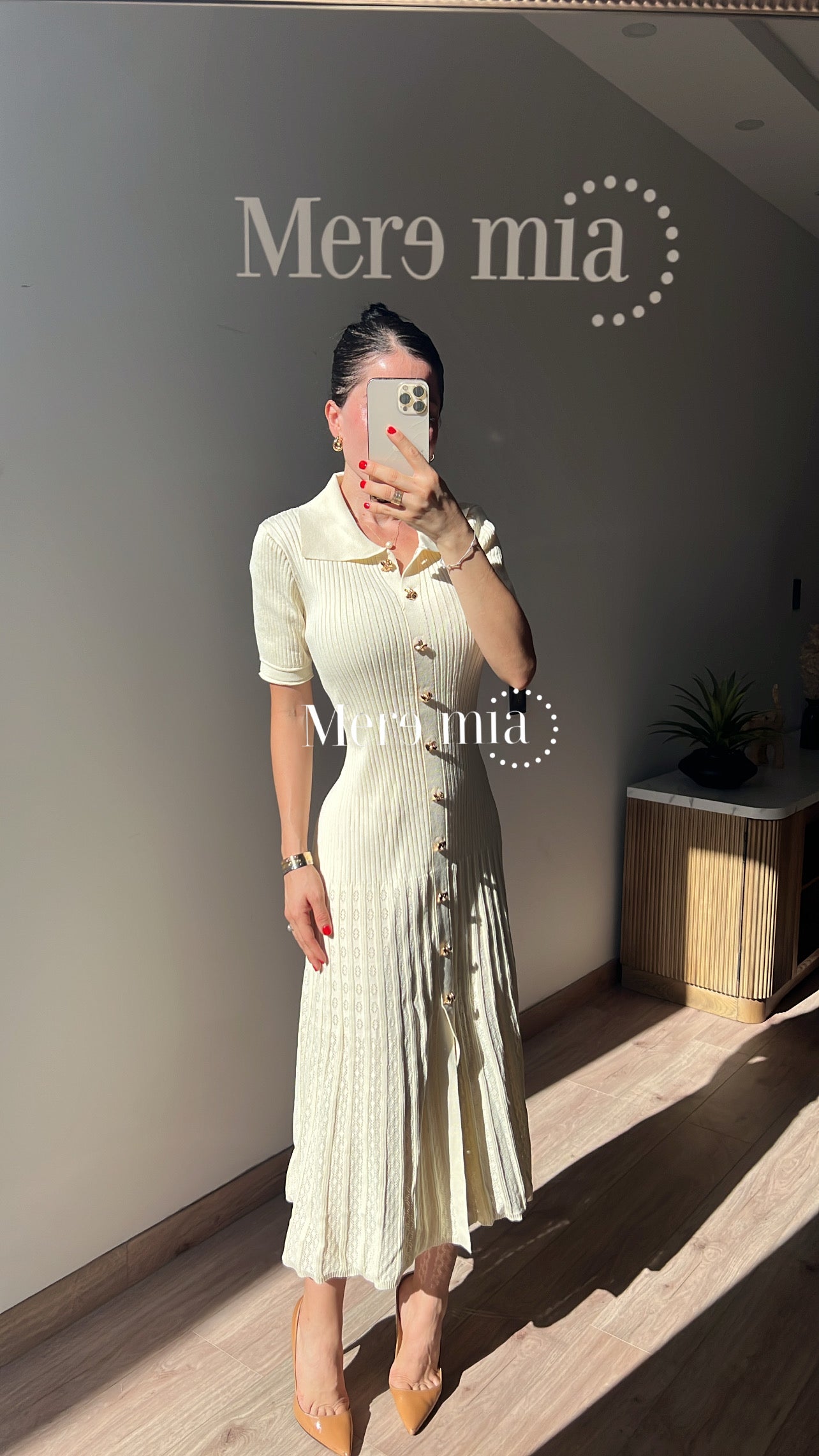 Vestido cuello beige botones
