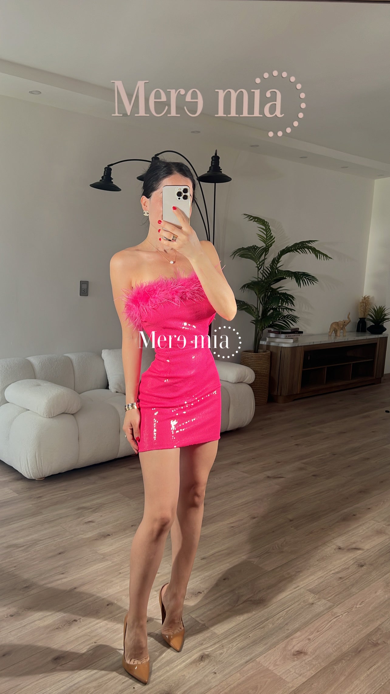 Vestido strapples rosa plumas