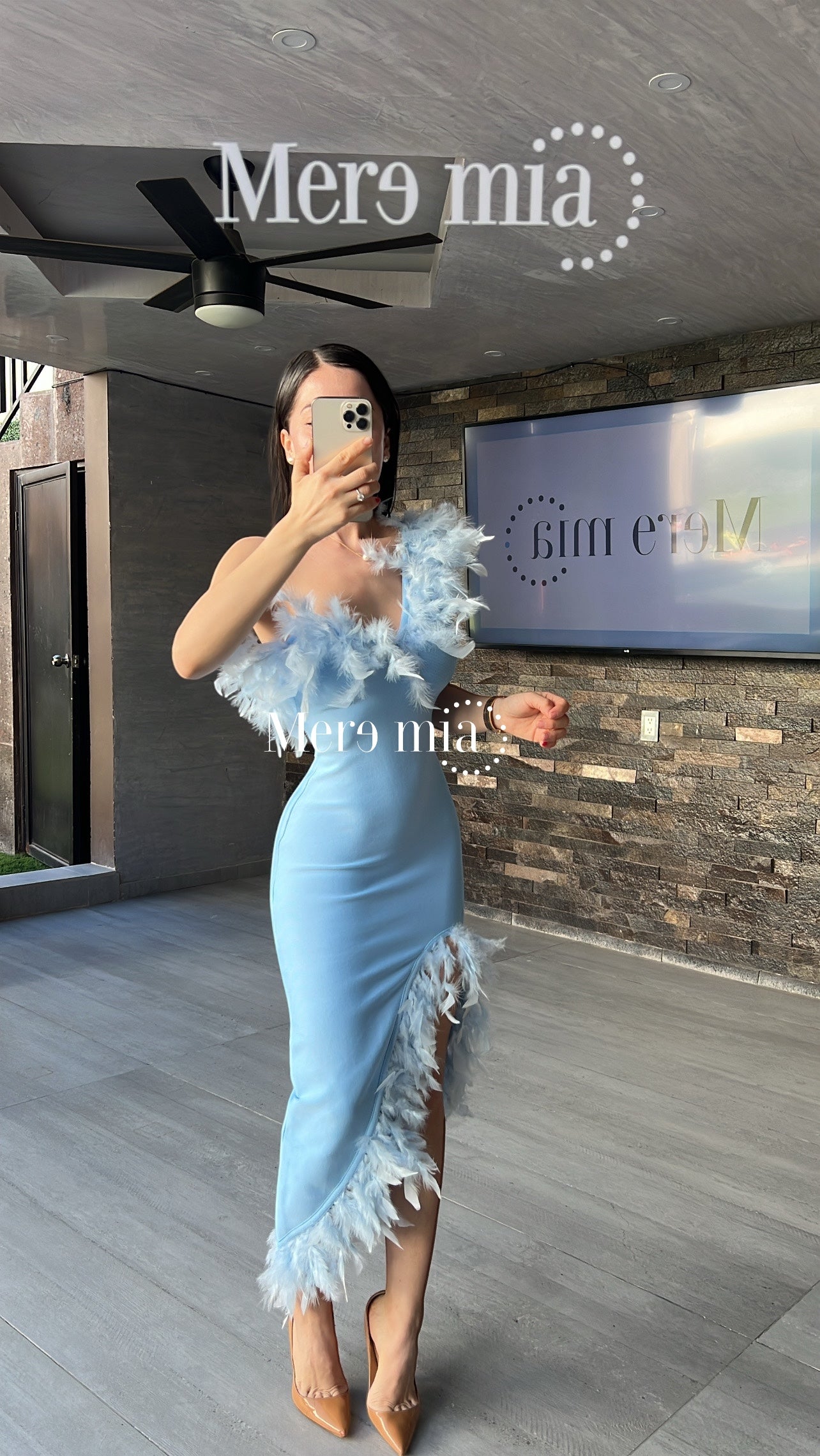 Vestido azul plumas hombro