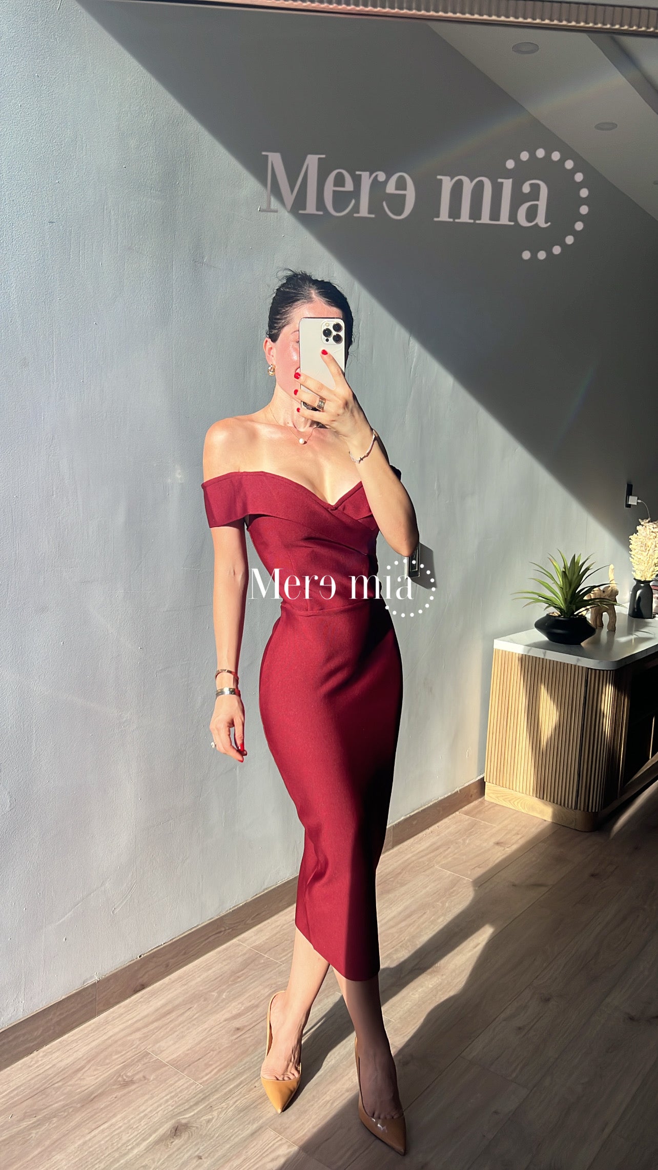 Vestido tinto hombros