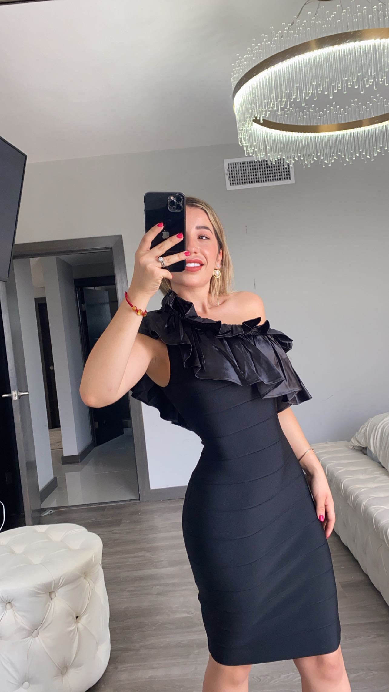 Vestido de hombro Olán negro