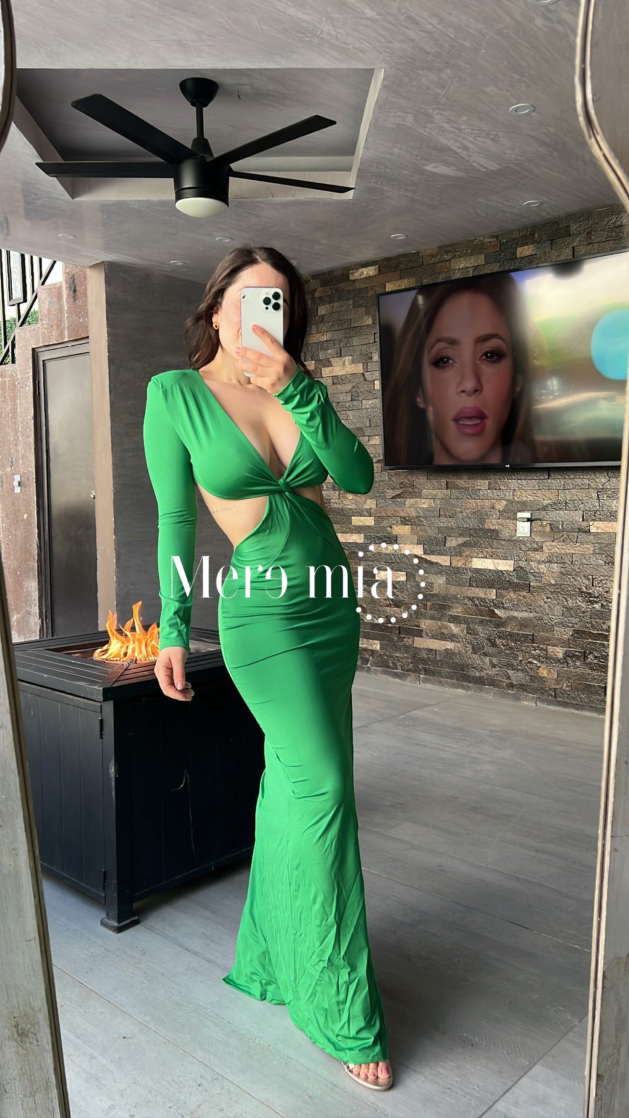 Vestido sin espalda de manga larga